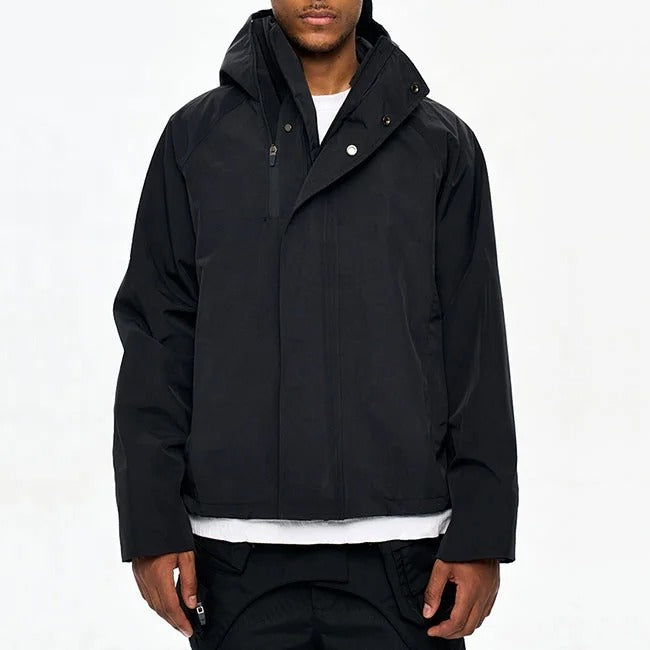 Veste noire avec capuche et fermeture zippée dissimulée