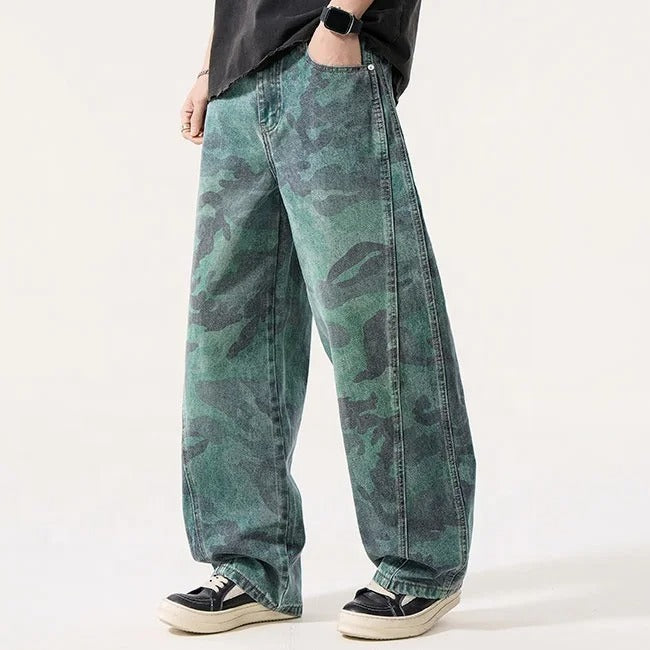 Jean vert à motif camouflage avec coupe large