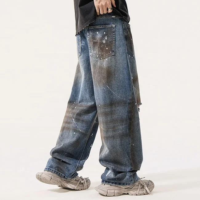 Jean bleu foncé avec éclaboussures et coupe large