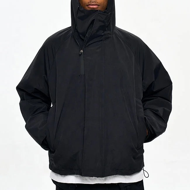 Veste noire avec capuche et fermeture zippée dissimulée