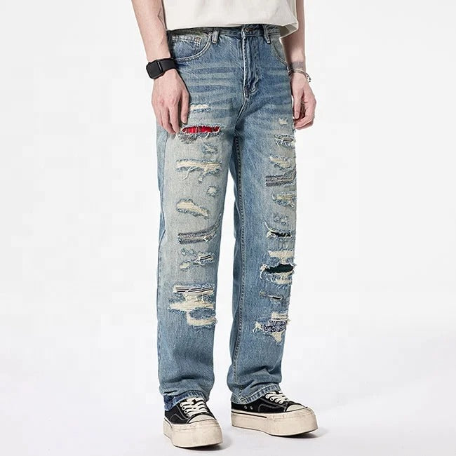 Jean bleu avec effet déchiré et coupe droite