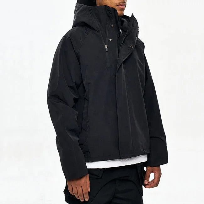 Veste noire avec capuche et fermeture zippée dissimulée