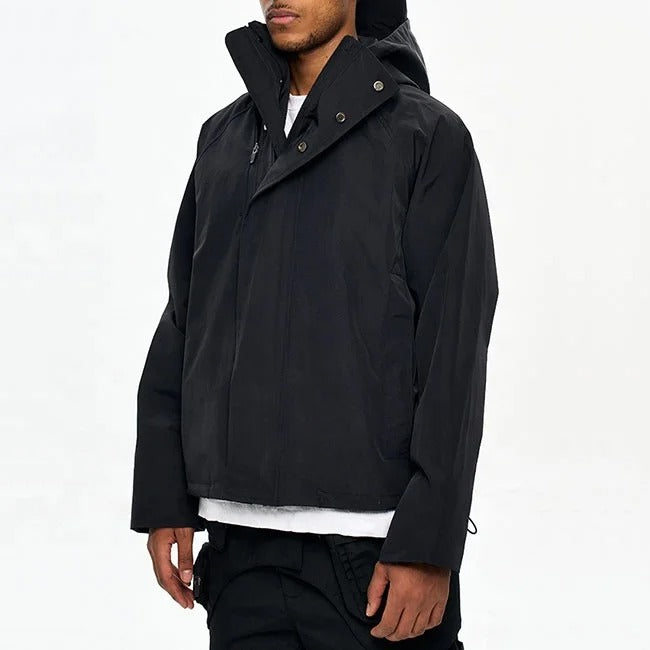 Veste noire avec capuche et fermeture zippée dissimulée