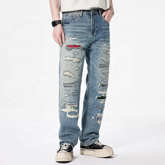 Jean bleu avec effet déchiré et coupe droite