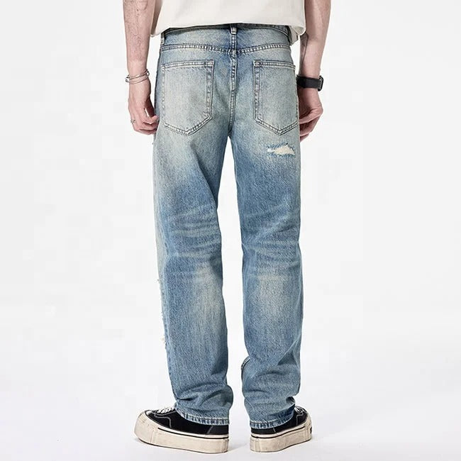 Jean bleu avec effet déchiré et coupe droite