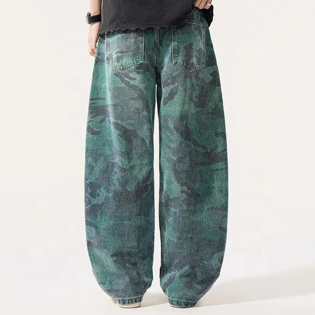Jean vert à motif camouflage avec coupe large