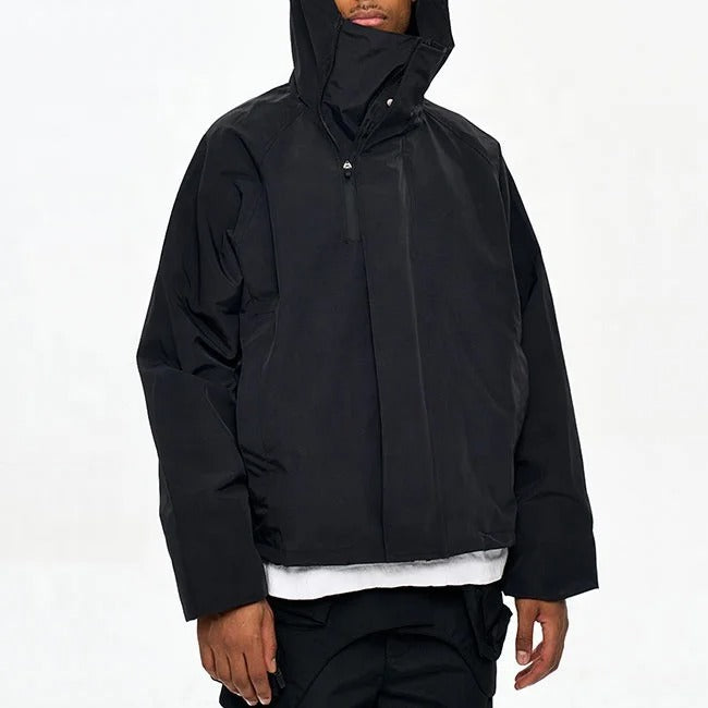 Veste noire avec capuche et fermeture zippée dissimulée